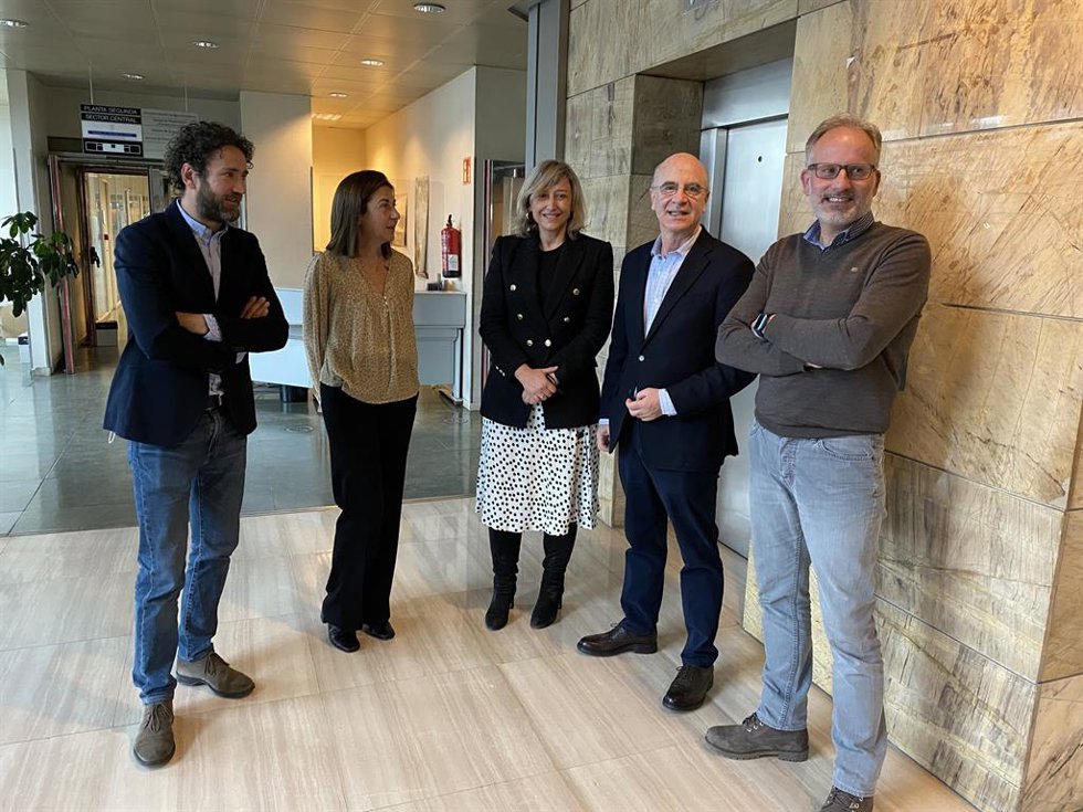 Enrique Valverde, tesorero del Colegio; Rocío Quince, vocal del Colegio; Rocío Huerta, directora general de Ganadería; Armando Solís, presidente del Colegio y Roberto López-Acebo, jefe de sección del servicio de Sanidad y Producción Animal.