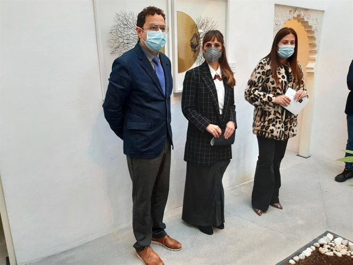 El director general del Instituto de las Industrias Culturales y las Artes, Manuel Cebrián, la artista Miriam Martínez y la concejal de Cultura del Ayuntamiento de Cieza, Concepción Villa