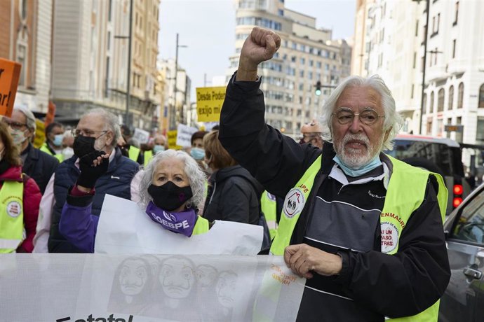Archivo - Pensionistas y sindicatos se manifiestan en Madrid contra los recortes y la reforma laboral.