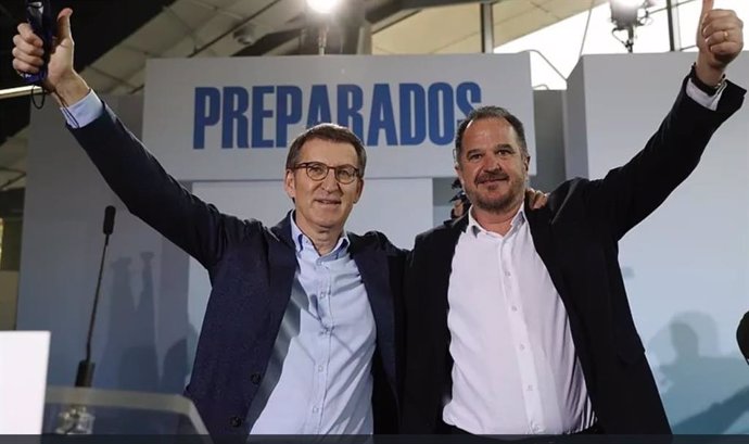 Imagen del líder del PP vasco, Carlos Iturgaiz, y del nuevo presidente del PP, Alberto Núñez Feijoó