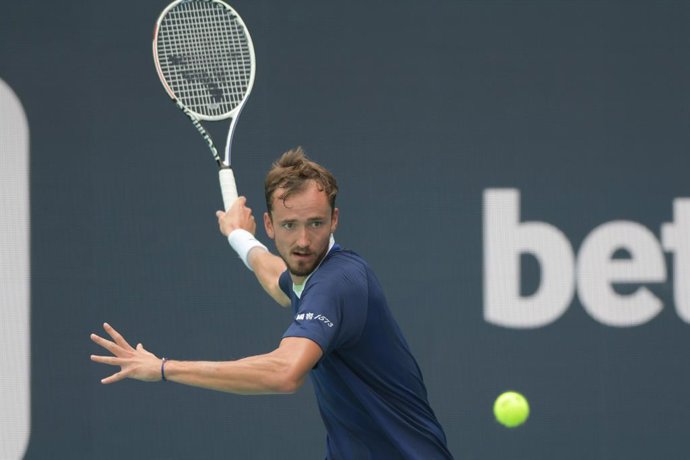 31 March 2022, US, Miami Gardens: Russian tennis player Daniil Medvedev in action against Poland's Hubert Hurkacz during their men's singles quarter-finals of the 2022 Miami Open presented by Itau at Hard Rock Stadium. Photo: Karla Kinne/CSM via ZUMA Pr