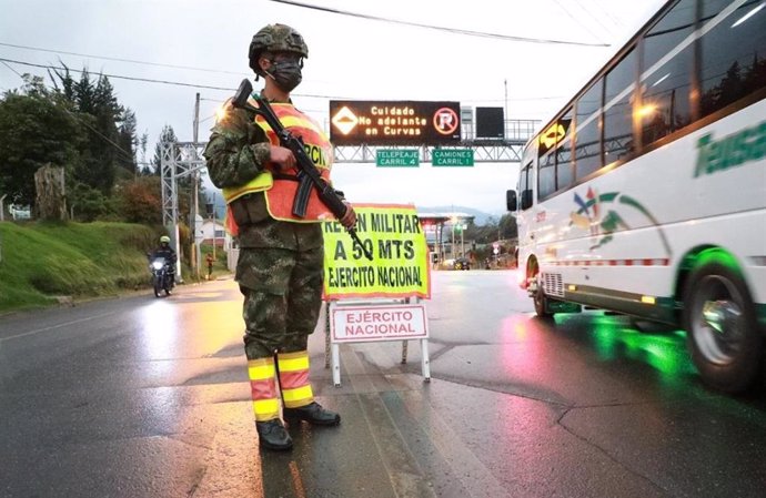 Un militar en un puesto de control en Colombia