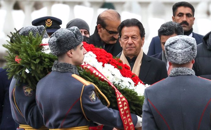 Archivo - HANDOUT - 24 February 2022, Russia, Moscow: Pakistani Prime Minister Imran Khan takes part in a wreath-laying ceremony at the Tomb of the Unknown Soldier, near the Kremlin wall, prior to talks with Russian president Vladimir Putin. Photo: -/Kr