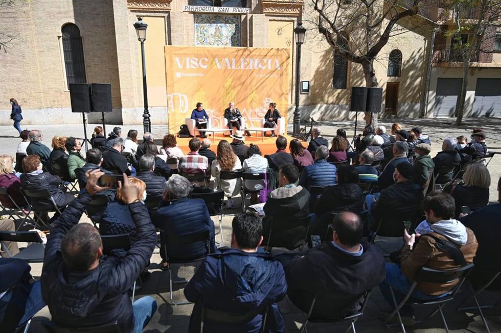 El alcalde de Valncia, Joan Ribó, en un encuentro con los vecinos de Benicalap