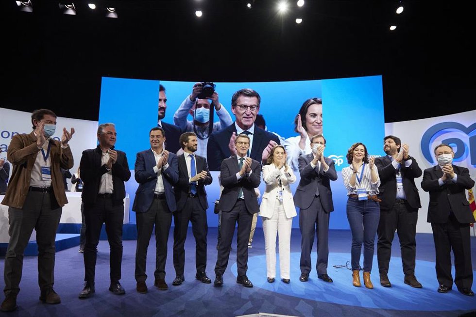 El presidente del partido del PP, Alberto Núñez Feijóo, (c) posa tras su intervención junto al presidente de la Castilla y León, Alfonso Pérez Mañuecos (i), el consejero de Presidencia de la Junta de Andalucía uy Coordinador General del PP, Elías Bendod