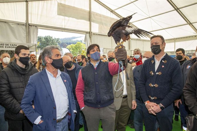 El presidente de Cantabria, Miguel Ángel Revilla, y el consejero de Desarrollo Rural, Guillermo Blanco, asisten a la inauguración de la XI Feria de Caza de Liébana, que tiene como invitado especial a Francisco Rivera Ordóñez
