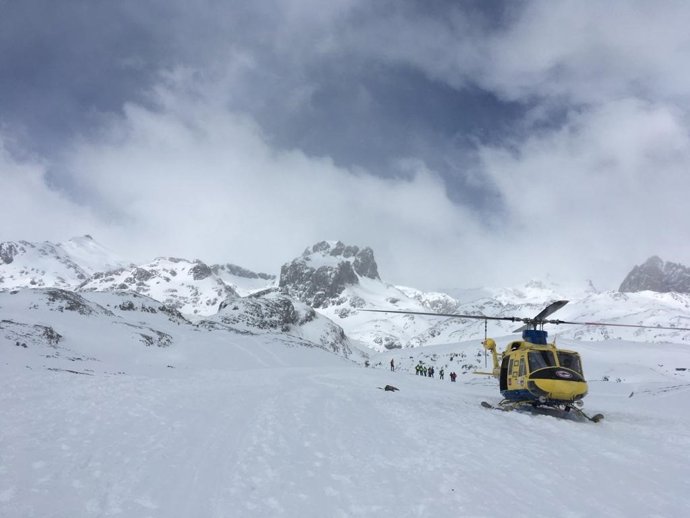 Traslado de un esquiador en helicóptero tras sufrir una caída