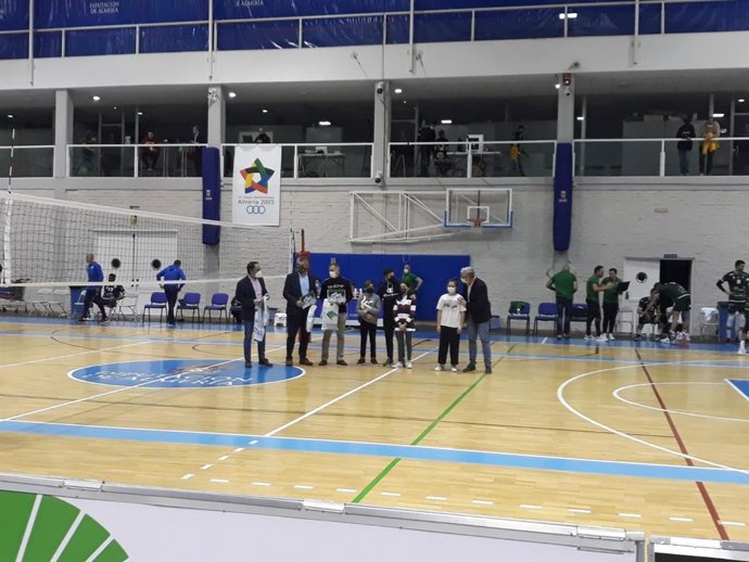 Junta y Unicaja Costa de Almería de voleibol entregan los premios del concurso de dibujo por su 35 aniversario