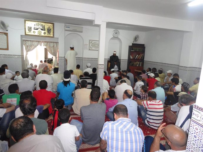Archivo - Un grupo de musulmanes en la Mezquita de Badajoz.