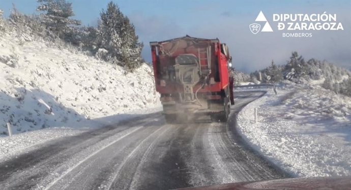 Bomberos de la DPZ limpian varios tramos de carreteras de las Cinco Villas afectados por la nieve.