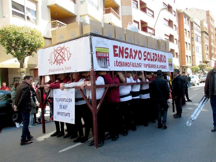 Archivo - Edición anterior de 'Ensayo solidario, échanos kilos' de la Cofradía de la Flagelación