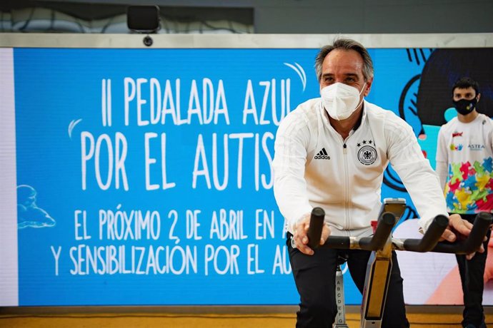 El concejal de Deportes, Juanjo Segura, ha pedaleado este sábado junto a otras personas en la bicicleta estática instalada en el Centro Comercial Torrecárdenas para dar visibilidad al autismo.