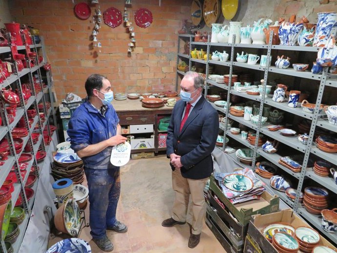 Junta entrega a cuatro talleres de Valverde sus distintivos de la Zona de Interés Artesanal