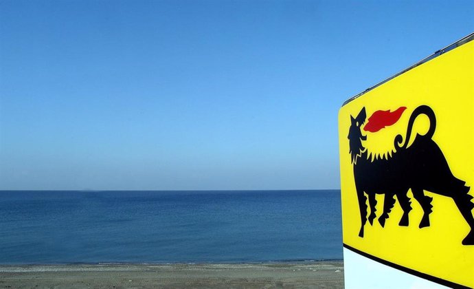 Logotipo de la petrolera estatal italiana Eni junto al mar
