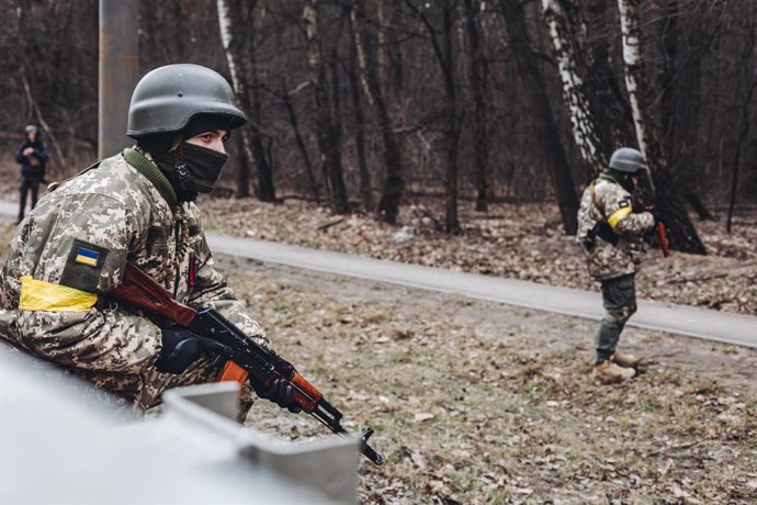 Un soldat de l'exrcit ucrans observa la seva posició, a 6 de mar de 2022, en Irpin (Ucrana)