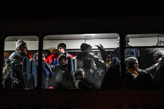 Autobús con civiles evacuados de Melitópol a Zaporiya, en Ucranaia