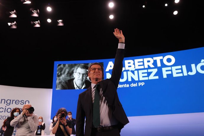 El presidente del partido del PP,  Alberto Núñez Feijóo, durante su intervención en el segundo y último día del congreso del PP en la que Alberto Núñez Feijóo sale como nuevo presidente del partido y se inicia una nueva etapa, con el objetivo de llegar 
