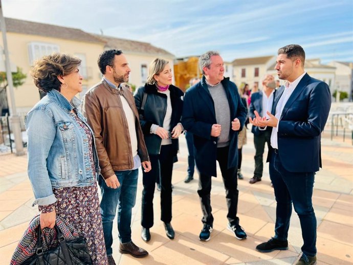 Los responsables socialistas en Andalucía y en la provincia de Málaga, Juan Espadas y Daniel Pérez, en la entrega de los premios Oliva Carmona
