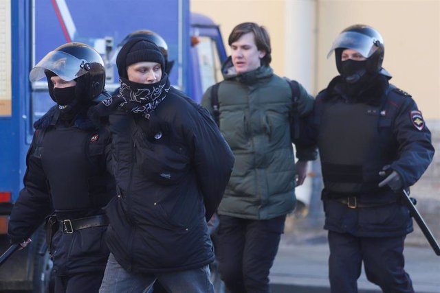 Activistas detenidos por agentes de la Policía durante una protesta en San Petersburgo, Rusia