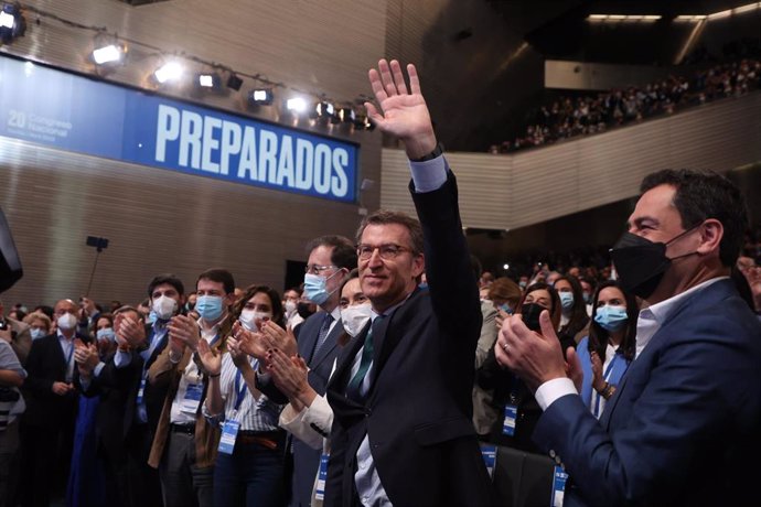 El presidente del partido del PP,  Alberto Núñez Feijóo, durante su intervención en el segundo y último día del congreso del PP 