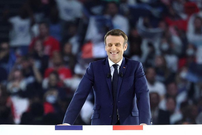 El actual presidente francés y candidato del partido La Republique en Marche (LREM) a las elecciones presidenciales, Emmanuel Macron, sube al escenario durante un acto de campaña en el estadio La Defense.