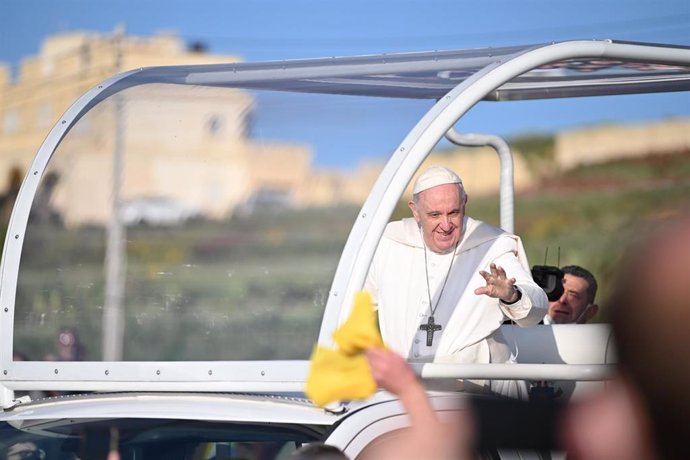 El Papa Francisco saluda a los creyentes frente al Santuario Nacional Madonna ta' Pinu.