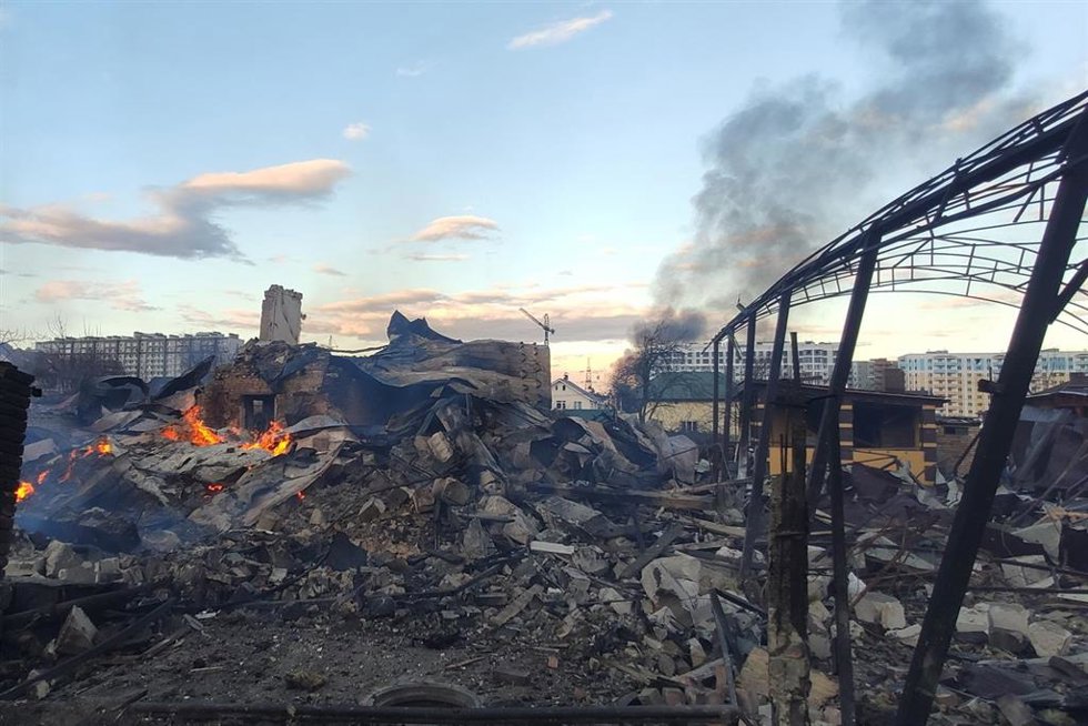 Archivo - Vista de las casas destruidas por los bombardeos del ejército ruso.