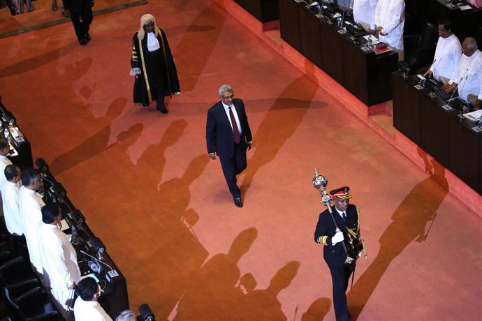 Archivo - El presidente de Sri Lanka, Gotabaya Rajapaksa, se dirige a una sesión parlamentaria