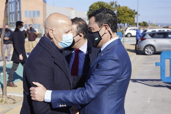 Archivo - El presidente de la Junta, Juanma Moreno, (d) saluda al consejero de Educación y Deportes, Javier Imbroda, (i) (archivo)