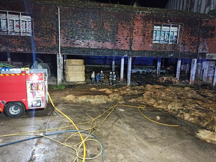 Incendio de rollos de hierba en el antiguo seminario de San Román de Cayón