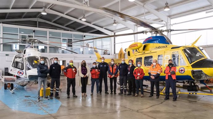 La consejera de Presidencia, Interior, Justicia y Acción Exterior, Paula Fernández, visita el hangar del helicóptero del Gobierno de Cantabria