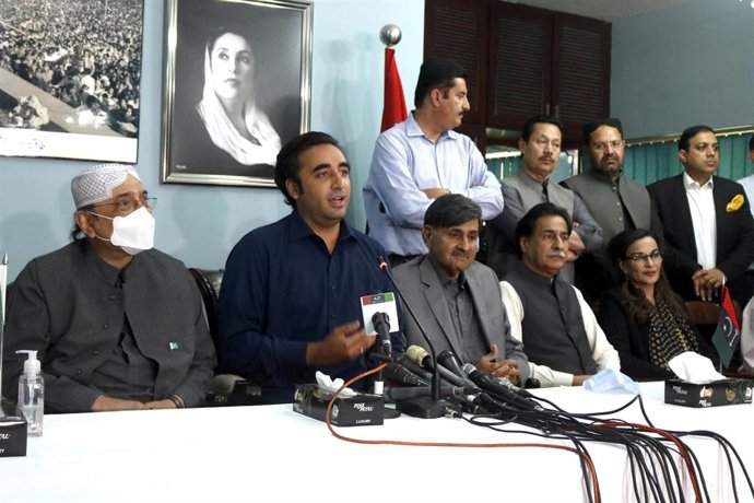 El líder del opositor Partido Popular de Pakistán, Bilawal Bhutto Zardari, se dirige a la prensa