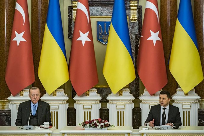 Archivo - El presidente de Turquía, Recep Tayyip Erdogan, y su homólogo de Ucrania, Volodimir Zelenski