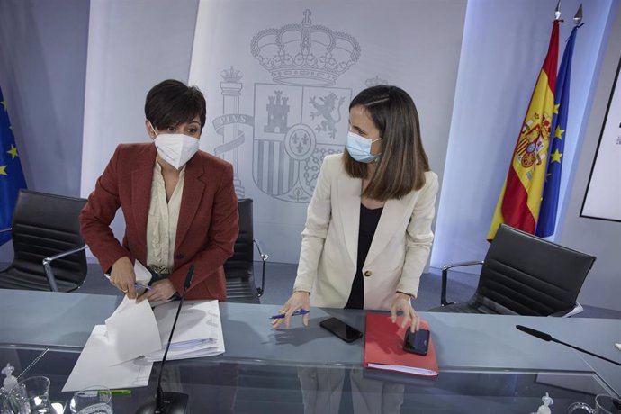 Archivo - La ministra Portavoz, Isabel Rodríguez (i), y la ministra de Derechos Sociales y Agenda 2030, Ione Belarra, tras una rueda de prensa posterior a una reunión del Consejo de Ministros, en la Moncloa, a 1 de febrero de 2022, en Madrid (España). 