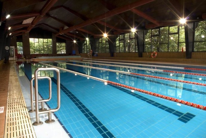 Archivo - Imagen de la piscina cubierta del polideportivo de Deusto.