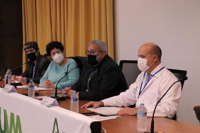 Sanitarios del Hospital Macarena editan un poemario fruto de un taller conjunto de escritura creativa