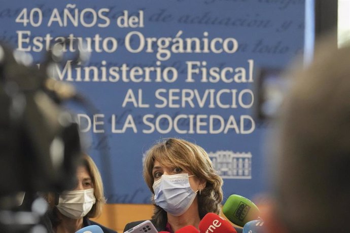 La fiscal General del Estado, Dolores Delgado, ofrece declaraciones a los medios en el acto conmemorativo del 40 Aniversario de aprobación del Estatuto Orgánico del Ministerio Fiscal, en el Atrio del Palacio de Justicia, a 7 de marzo de 2022, en Bilbao