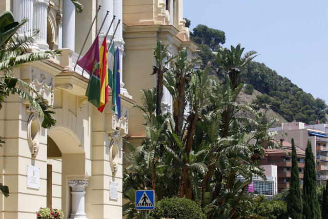 Banderas a media asta en los organismo públicos por el luto de las víctimas por el COVID-19 declarado por diez días por el Gobierno. Málaga a 27 de mayo del 2020