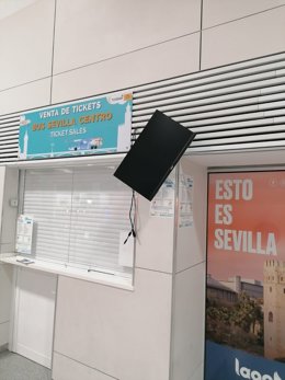 Pantalla de Tussam en el aeropuerto de Sevilla