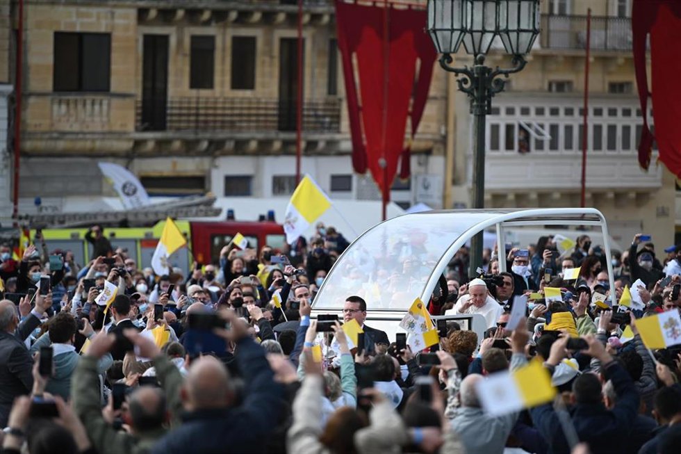 El Papa en papamóvil durante su visita a Malta