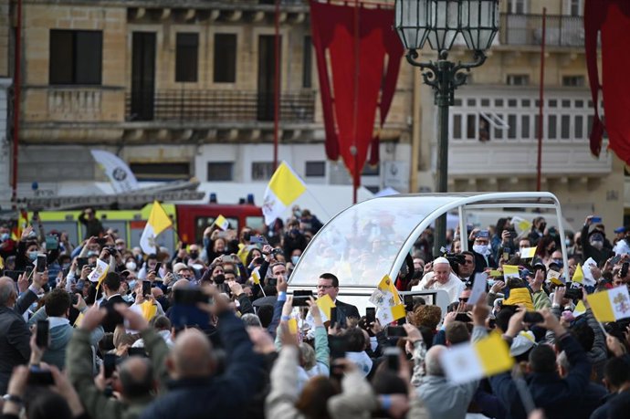 03 April 2022, Malta, Floriana: Pope Francis (C)greets the crowd during his visit to Malta. Photo: Johannes Neudecker/dpa