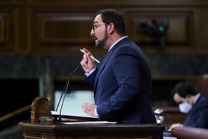 Archivo - El diputado de Unidas Podemos, Ismael Cortés, interviene en una sesión plenaria en el Congreso de los Diputados, a 21 de diciembre de 2021, en Madrid (España).