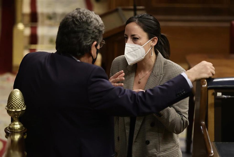 Archivo - El ministro de Inclusión, Seguridad Social y Migraciones, José Luis Escrivá, conversa con la diputada de Unidas Podemos Isabel Franco, en una sesión plenaria en el Congreso