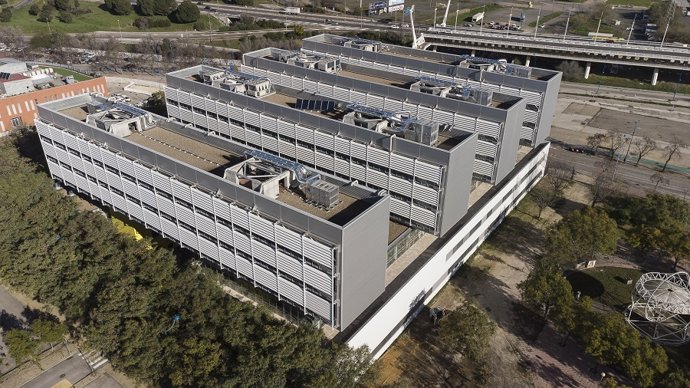 Archivo - Cubierta de la nueva Politécnica (Centro Andalucía Tech Escuela Politécnica Superior) de la Universidad de Sevilla.