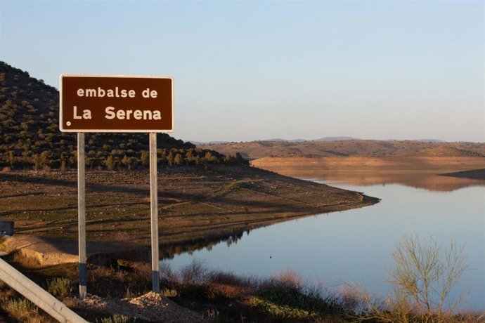 Archivo - Vista del embalse de La Serena, el mayor de España, quwe atraviesa una imoportante situación de sequía.