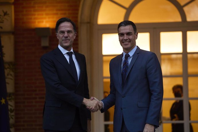 El presidente del Gobierno, Pedro Sánchez (d), recibe al primer ministro de Países Bajos, Mark Rutte (i), en el Palacio de la Moncloa, a 30 de marzo de 2022, en Madrid (España).