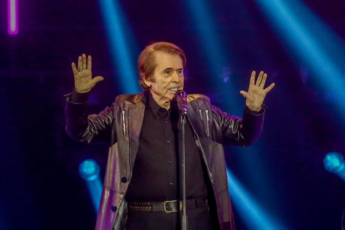 Archivo - El cantante Raphael actúa en el concierto solidario.