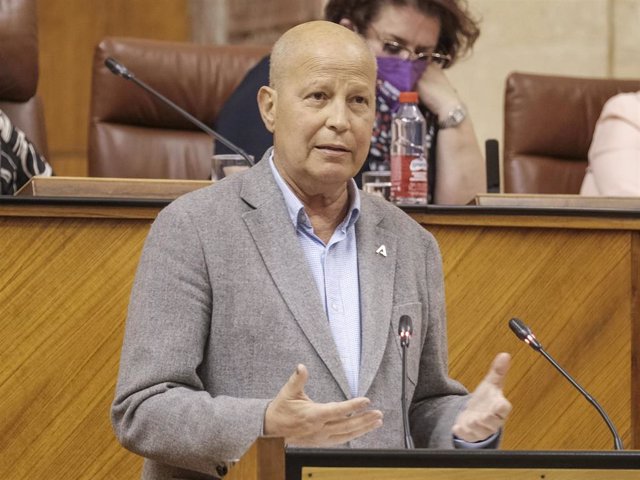 El consejero de Educación y Deportes, Javier Imbroda, durante la Sesión Ordinaria en el Parlamento de Andalucía, a 9 de marzo de 2022 en Sevilla (Andalucía, España)