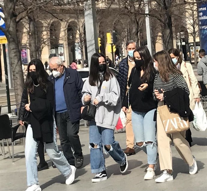 Archivo - Viandantes, ciudadanos, algunos jóvenes, pasean con mascarilla