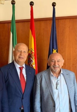 Javier Imbroda con el secretario general de Escuelas Católicas de Andalucía, Rafael García.